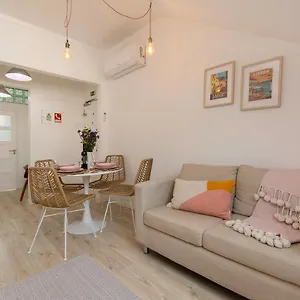  Apartamento New Bright And Cozy In Graca Portugal